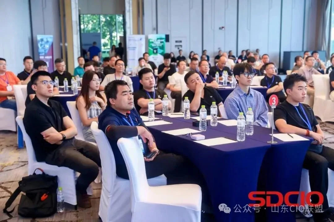 山东工业AI应用落地论坛现场,企业CIO与行业伙伴共同交流
